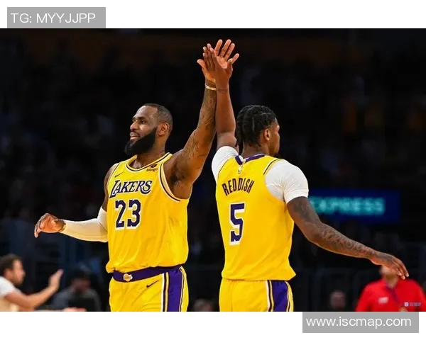 湖人对决骑士精彩回顾26日比赛亮点与球员表现分析 湖人对决骑士精彩回顾26日比赛亮点与球员表现分析